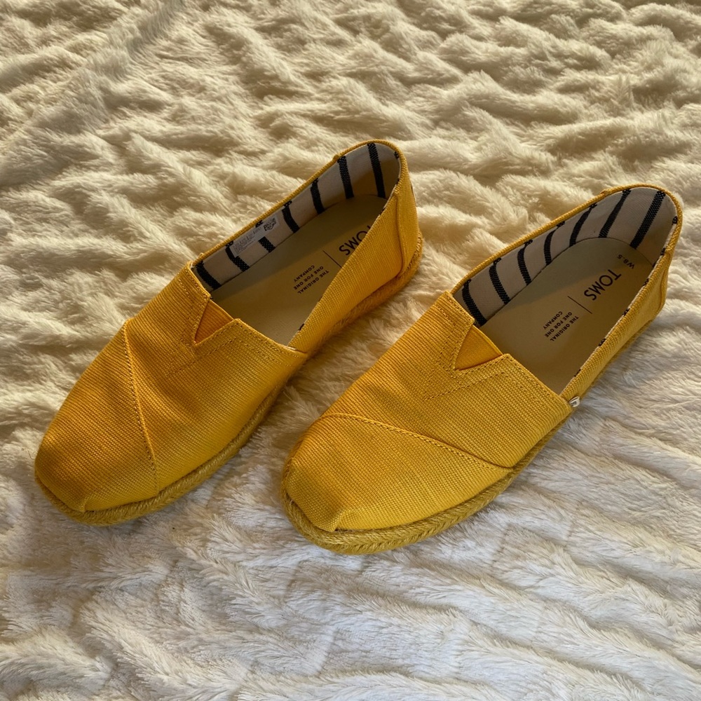 (NEW) Toms slip on golden shoes with rope edges